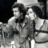 Mel Gibson reżyseruje scenę z Sophie Marceau na planie "Braveheart. Waleczne serce". Obsada i ekipa pracują nad filmem.
