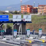 Włoska autostrada z bramkami do poboru opłat. Znak "CARTE" informuje, jak się płaci za autostrady we Włoszech, czyli kartą.