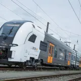 Moderner RRX-Zug, Modell 462 001, mit der Aufschrift "Rhein Ruhr Xpress" auf den Gleisen.