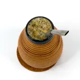 Naczynie z yerba mate, z metalową bombillą. Napój pienisty, zielonkawy. Yerba mate właściwości pobudzające i zdrowotne.