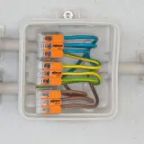 Bezpieczna instalacja elektryczna w domu: złączki WAGO łączą przewody w puszce.