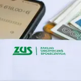 ZUS, pieniądze i kalkulator na ekranie telefonu sugerują rozważania o rencie bez lat pracy.