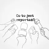 Ręce trzymają mikrofony i dyktafon, gotowe do nagrania reportażu. Pytanie "Co to jest reportaż?" wisi w powietrzu.