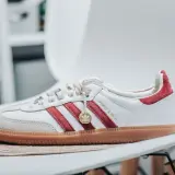 Najmodniejsze sneakersy damskie na co dzień: jak wybrać wygodne buty do miejskich stylizacji?