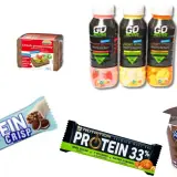 Zdjęcie przedstawia różne produkty proteinowe: jogurt, chleb, napoje, batoniki i pudding.