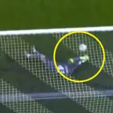 Bramkarz Interu Mediolan w akcji ratunkowej podczas meczu Fiorentina – Inter Mediolan. Piłka zmierza do siatki.