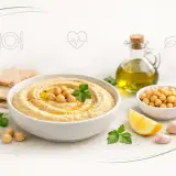 Pyszny hummus z ciecierzycą, oliwą i cytryną. Czy hummus jest zdrowy? Tak, to bogactwo białka i błonnika!