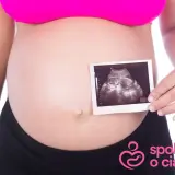 Brzuszek ciężarnej z USG. Czekamy na cud, który decyduje o płci.