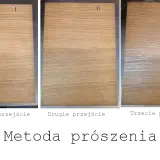 Trzy próbki drewna dębowego po kolejnych etapach metody prószenia. Widać stopniowe rozjaśnianie powierzchni.