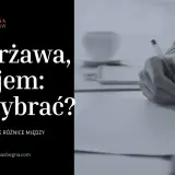 Dłoń w garniturze pisze piórem na dokumencie, obok filiżanka kawy.