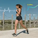 Kobieta biegnie, jej tętno 190 podczas biegu, dystans 13.05 km, spalone 651 kcal.