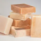 Kilka kostek naturalnego mydła, w tym szare mydło, prezentuje swoje zalety i wady.