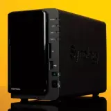 Un dispositivo Synology DS214play, que es un NAS, con luces indicadoras y puertos.
