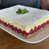 Un gâteau d'anniversaire facile et bluffant : une génoise légère, une crème onctueuse et des framboises fraîches, le tout saupoudré de sucre glace.