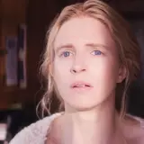 Le visage d'une femme blonde aux yeux bleus, l'air préoccupé, dans la happy série saison 3.