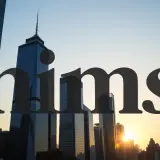 Hims & Hers Aktie: Wolkenkratzer im Sonnenuntergang, die den Aufstieg des Unternehmens symbolisieren.