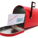 Czerwona skrzynka pocztowa z listem "FINAL NOTICE" - wezwanie do opuszczenia lokalu.