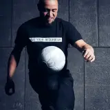 Roberto Carlos żyje i wciąż czaruje piłką! Legenda futbolu w czarnej koszulce z przesłaniem "LOVE YOUR NEIGHBOUR" bawi się białym futbolem.