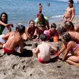 Bambini giocano con la sabbia sulla spiaggia, un momento di divertimento al santapomata camping.