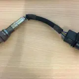 Ein defekter Lambdasensor, der den Fehlercode p0135 verursachen kann, mit Anschlussstecker.