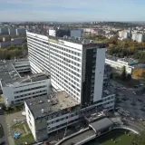Szpital Rydygiera w Krakowie. Widok z lotu ptaka na budynek szpitala i jego otoczenie, z parkingami i drogami.