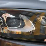 Reflektor samochodowy z LED. Dowiedz się, jak sprawdzić czujnik poziomowania świateł, by zapewnić optymalne oświetlenie drogi.