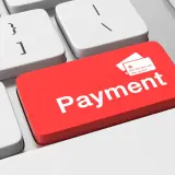 Czerwony klawisz "Payment" z ikoną karty kredytowej na klawiaturze. To symbol cyfrowych płatności i blue media.