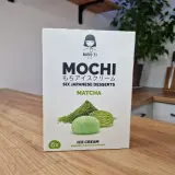 Pudełko lodów mochi matcha Miss Ti. Zastanawiasz się, ile kosztuje mochi w Żabce? To sześć japońskich deserów w miękkim cieście ryżowym.