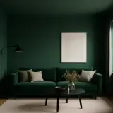 Nowoczesny salon z ciemnym sufitem w odcieniu głębokiej zieleni. Wygodna, zielona kanapa, czarny stolik kawowy i minimalistyczna lampa tworzą przytulną atmosferę.