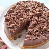 Cheesecake alla Nutella e mascarpone, ricoperta di riccioli di cioccolato fondente. Una delizia per gli occhi e per il palato.