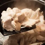 Mięso pieczone w naczyniu żaroodpornym puszcza białą pianę, bo białka ścinają się pod wpływem ciepła.