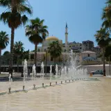 Warto odwiedzić Durrës! Plac z fontannami, palmami i meczetem w tle tworzy śródziemnomorski klimat.