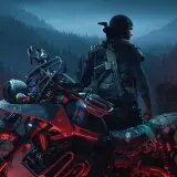 Mężczyzna w czapce i skórzanej kurtce siedzi na motocyklu w lesie, z karabinem na plecach.