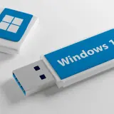 Dwa pendrive'y, jeden z logo Windows 11, drugi z symbolem systemu. Gotowe do instalacji Windows 11.