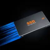 Eine SSD mit orangefarbenem Schriftzug "SSD Solid State Drive" rast mit blauem Lichteffekt, der den **momentum cache** symbolisiert, über einen schwarzen Hintergrund.