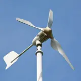Pionowe turbiny wiatrowe dla domu, z trzema łopatami i ogonem, na tle błękitnego nieba.