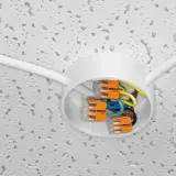 Szybka wymiana instalacji elektrycznej bez kucia. Biała puszka sufitowa z przewodami i złączkami WAGO 221.