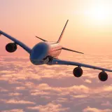 Avión sobrevolando nubes al amanecer, ideal para tus viajes organizados desde Barcelona.