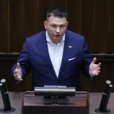 Poseł przemawia, wyjaśniając, dlaczego partia Mentzena chce podwyższenia limitu kasowego PIT do 2 mln złotych.