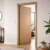 Drewniana ościeżnica stała i regulowana w nowoczesnym wnętrzu. W tle salon z sofą i rośliną.