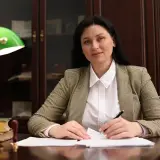 Kobieta w biurze analizuje dokumenty, zastanawiając się, ile zarabiają adwokaci.