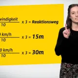 Frau erklärt Formeln zur Berechnung des Reaktionswegs bei verschiedenen Geschwindigkeiten.