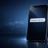 Telefon z wiadomością "Wymagane logowanie." – przykład smishingu. Uważaj na podejrzane SMS-y!