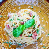 Penne Carbonara: Autentyczny przepis bez śmietany uniknij błędów!