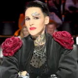 Chylińska z córką, w czarnej, ozdobnej kreacji z czerwonymi różami na ramionach, prezentuje swój charakterystyczny styl.