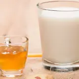 Szklanka mleka i mała szklaneczka miodu. Zastanawiasz się, ile mg ma łyżeczka od herbaty?