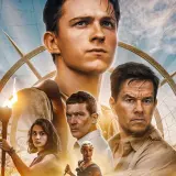 Plakat filmu "Uncharted" z Tomem Hollandem, Markiem Wahlbergiem i Antonio Banderasem. W tle mapa świata i kompas.