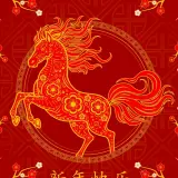 Caballo rojo y dorado, símbolo del horóscopo chino 2026, rodeado de flores de cerezo sobre fondo rojo festivo.