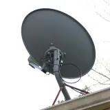 Antena satelitarna nc+ z widocznym konwerterem. Podpowiadamy, jak ustawić jakość sygnału nc+.