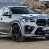 Szary BMW X6 M na tle pustynnego krajobrazu. Sprawdź aktualną bmw x6 cena i dostępne konfiguracje.